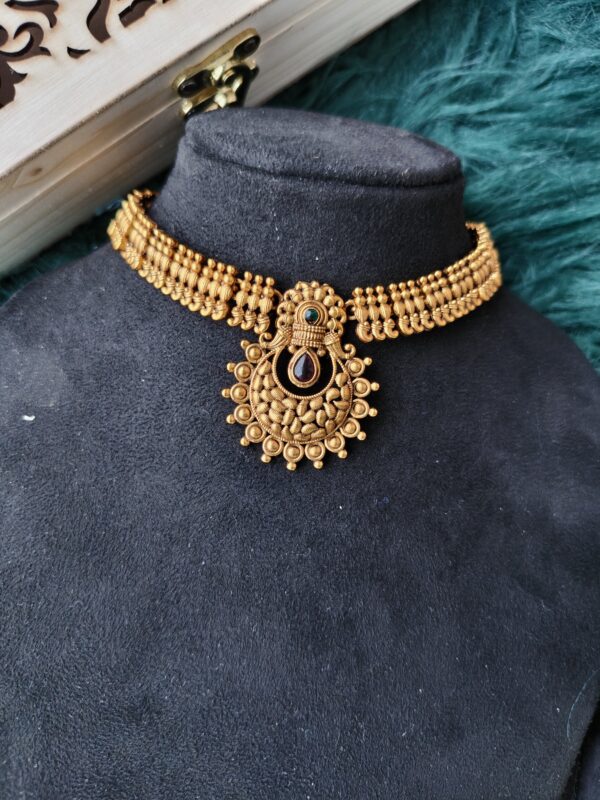 Antique charm meets festive elega - Image 4