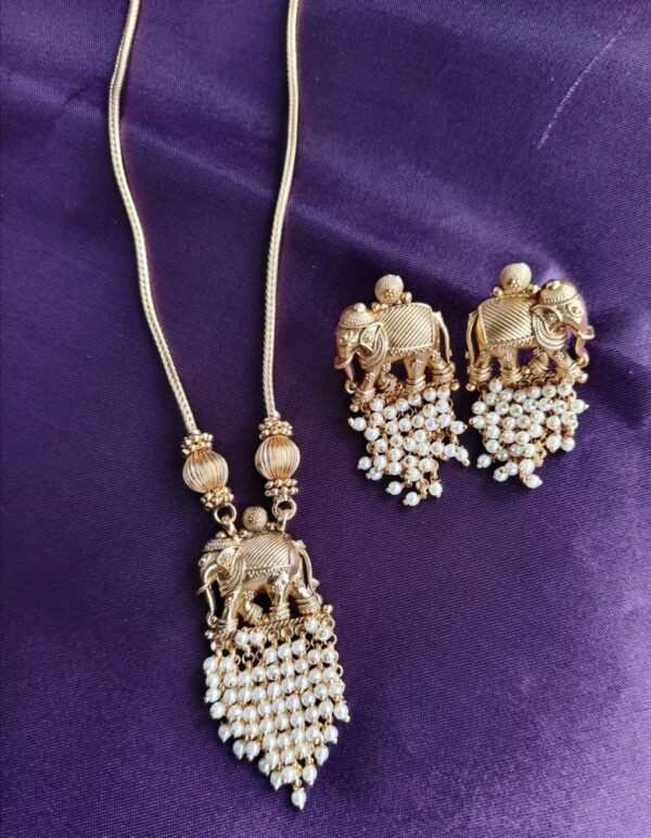 Elephant pendent with pearl drops premium